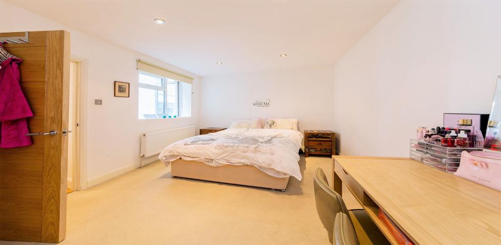 			UNDER OFFER , 2 Bedroom, 1 bath, 1 reception Flat			 Kilburn High Road, KILBURN